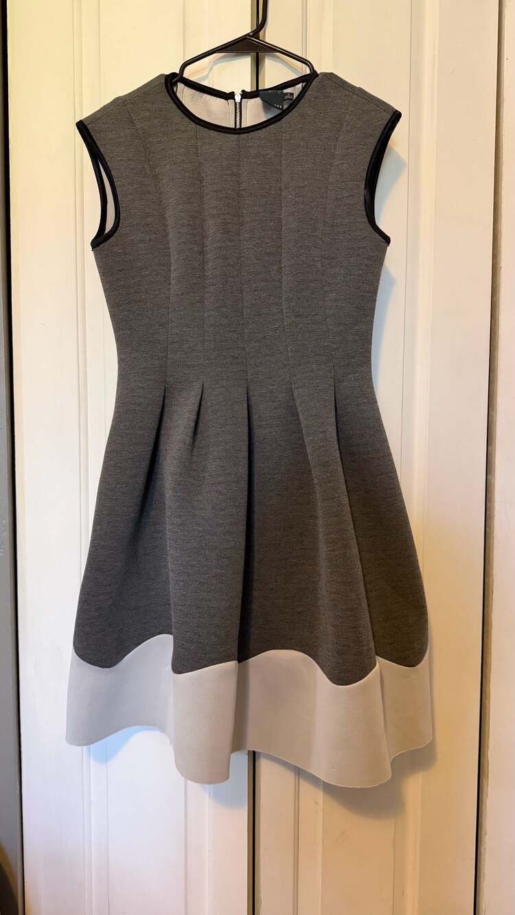 Gabby Skye Gray and White Sleeveless Colorblock Pleated A-Line Dress Size 6